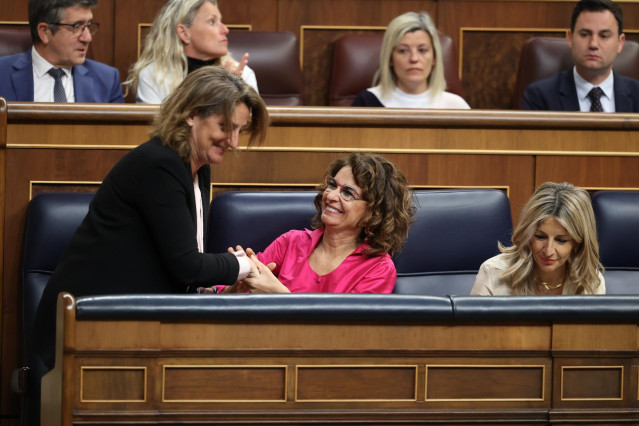(I-D) La vicepresidenta tercera y ministra para la Transición Ecológica y el Reto Demográfico, Teresa Ribera; la vicepresidenta primera y ministra de Hacienda, María Jesús Montero, y la vicepresidenta segunda y ministra de Trabajo y Economía Social, Yolan