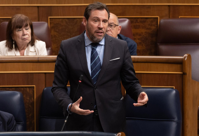 El ministro de Transporte y Movilidad Sostenible, Óscar Puente,, interviene durante una sesión de control al Gobierno, en el Congreso de los Diputados, a 10 de abril de 2024, en Madrid (España)