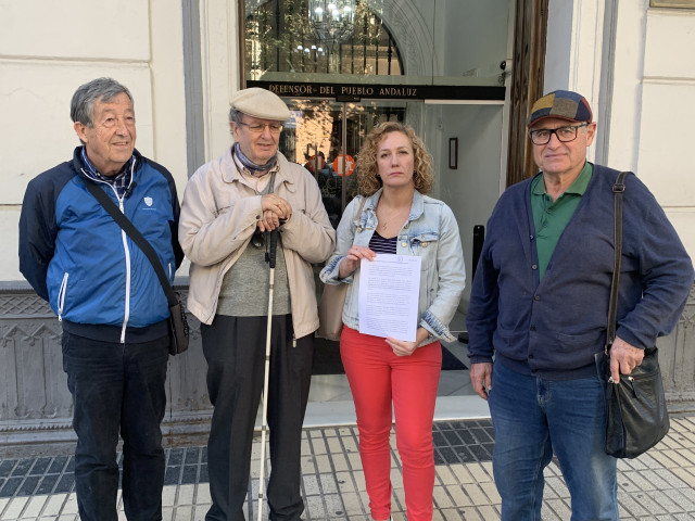 La líder de Podemos Sevilla y concejala en el Ayuntamiento, Susana Hornillo, junto a representantes de organizaciones sociales y políticas a las puertas del Defensor del Pueblo.