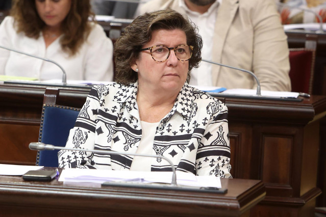 Archivo - La consellera de Familias y Asuntos Sociales, Catalina Cirer durante una sesión de control en el Parlament balear