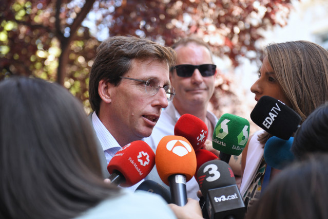 Archivo - El alcalde de Madrid, José Luis Martínez-Almeida, ofrece declaraciones a los medios