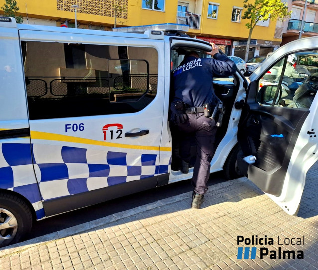 Un agente de la Policía Local se introduce en un coche oficial.