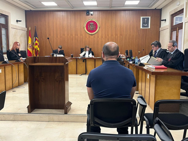 El acusado de abusos sexuales a su hija en Palma, sentado para el juicio en la Audiencia Provincial.