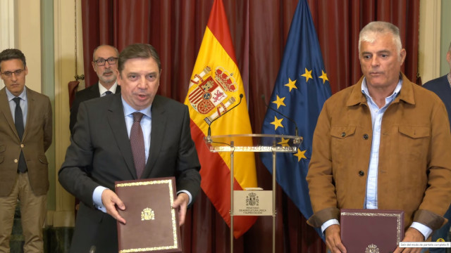 El ministro de Agricultura, Pesca y Alimentación, Luis Planas, y el coordinador de Unión de Uniones, Luis Cortés, firman un acuerdo