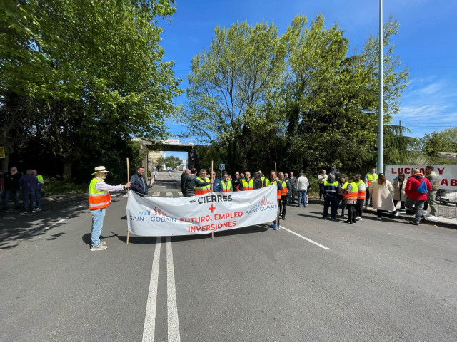 Concentración del personal de Saint Gobain ante las instalaciones de la compañía en Avilés