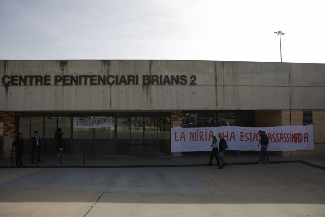 Archivo - Una pancarta de protesta durante una concentración de funcionarios frente al Centro Penitenciario Brians 2, a 22 de marzo de 2024, en Sant Esteve de Sesrovires, Barcelona, Catalunya (España). Los funcionarios continúan las concentraciones en pro