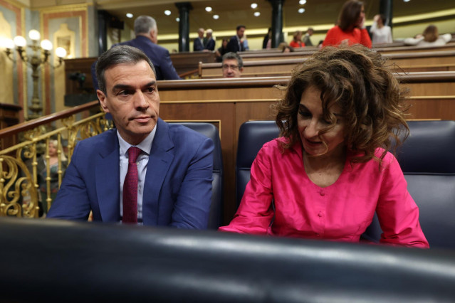El presidente del Gobierno, Pedro Sánchez, y la vicepresidenta primera y ministra de Hacienda, María Jesús Montero