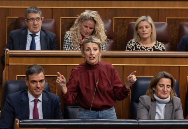 Archivo - La vicepresidenta segunda y ministra de Trabajo, Yolanda Díaz, interviene durante una sesión de control al Gobierno, en el Congreso de los Diputados, a 20 de diciembre de 2023, en Madrid (España).