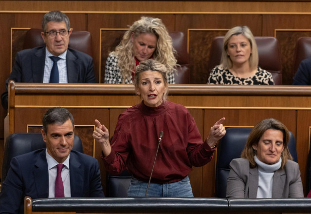 Archivo - La vicepresidenta segunda y ministra de Trabajo, Yolanda Díaz, interviene durante una sesión de control al Gobierno, en el Congreso de los Diputados, a 20 de diciembre de 2023, en Madrid (España).