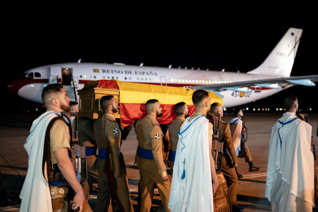 Varios militares portan los restos mortales del cabo Palacios Aguilar, a su llegada a la base aérea de Torrejón de Ardoz, a 24 de abril de 2024, en Torrejón de Ardoz, Madrid (España). El cabo Billye German Palacios Aguilar falleció el pasado lunes, 22 de