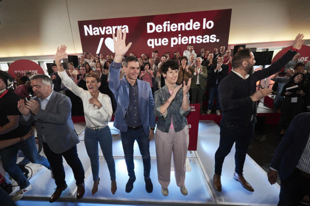 Archivo - (i-d). La presidenta del Gobierno de Navarra, María Chiviete, el presidente del Gobierno, Pedro Sánchez, y la ministra de Inclusión, Seguridad Social y Migraciones, Elma Saiz.