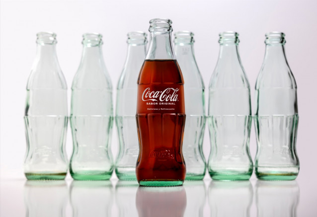 Archivo - Botella de vidrio de Coca-Cola Europacific Partners