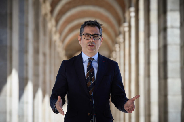 El ministro de la Presidencia, Justicia y Relaciones con las Cortes, Félix Bolaños, ofrece una rueda de prensa a su llegada a la inauguración de la muestra 'Más allá del realismo. Arte figurativo de China y España', en el Palacio Real de Madrid, a 12 de a