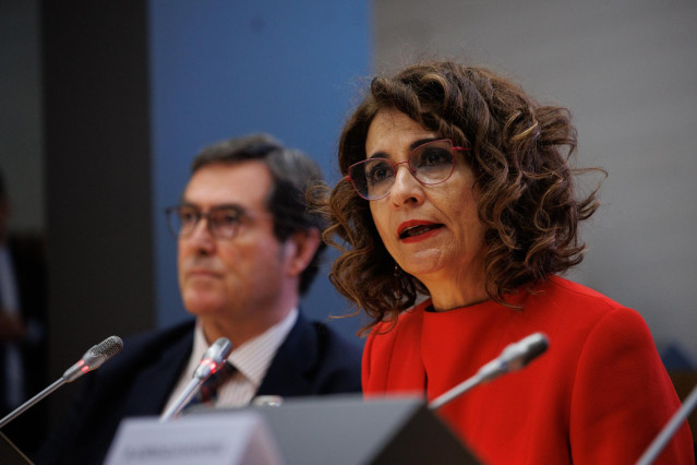 La vicepresidenta primera y ministra de Hacienda, María Jesús Montero, interviene durante la jornada ‘España: 2024, un año de hitos para los Fondos Europeos’ organizada por CEOE y PwC, en la sede de la CEOE, a 25 de abril de 2024, en Madrid (España).