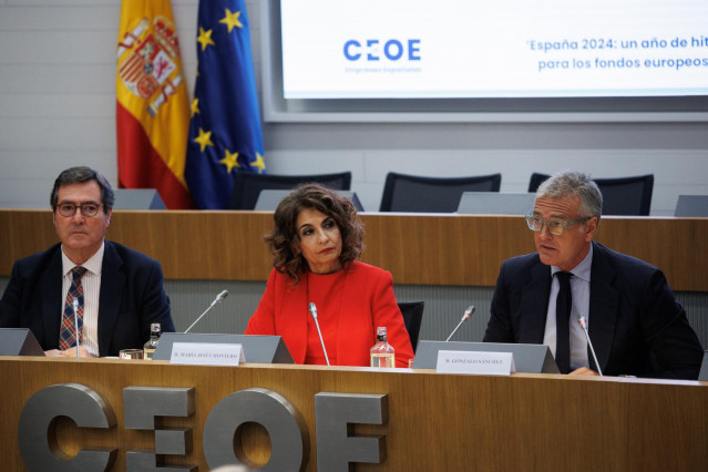 (I-D) El presidente de la CEOE, Antonio Garamendi; la vicepresidenta primera y ministra de Hacienda, María Jesús Montero y el presidente de PwC España, Gonzalo Sánchez, durante la jornada ‘España: 2024, un año de hitos para los Fondos Europeos