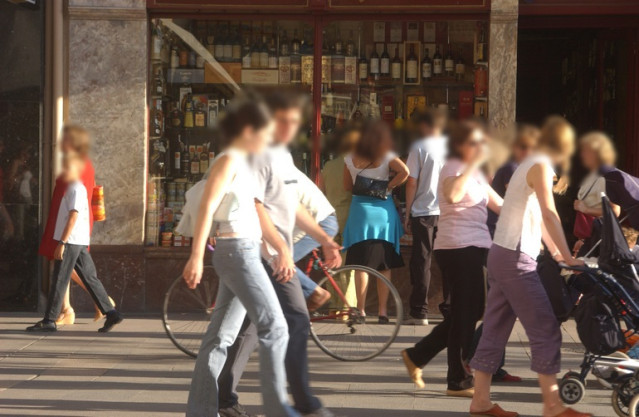 Archivo - Gente paseando por la calle.