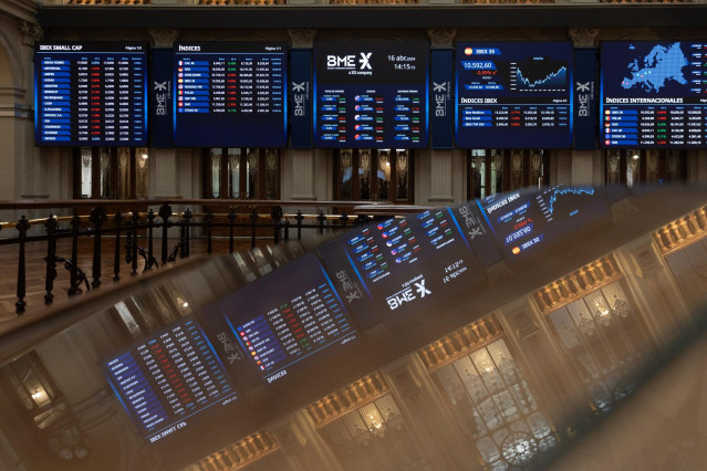 Paneles del Ibex 35 en el Palacio de la Bolsa, a 16 de abril de 2024, en Madrid (España).  E