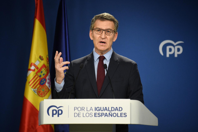 El presidente del PP, Alberto Núñez Feijóo, durante una rueda de prensa, en la sede del partido, a 25 de abril de 2024, en Madrid (España). Feijóo ha comparecido tras la carta publicada ayer por el presidente del Gobierno, Pedro Sánchez, donde anunciaba q