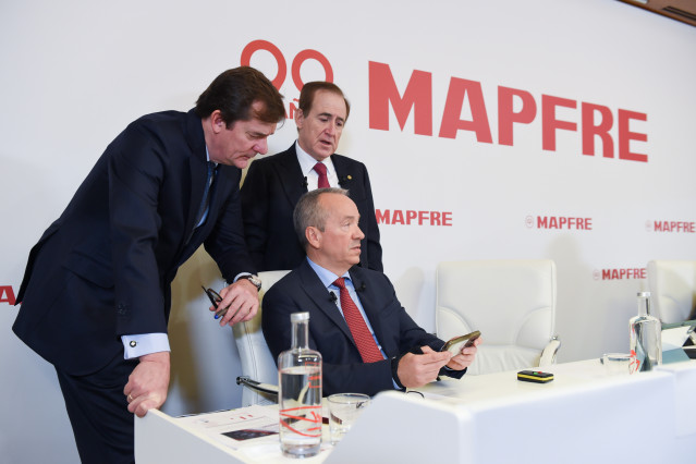 Archivo - El director general de Mapfre, Fernando Mata (c), y el presidente de Mapfre, Antonio Huertas (d), durante la presentación de los resultados anuales de 2022, en el auditorio de Fundación Mapfre, a 9 de febrero de 2023, en Madrid (España).