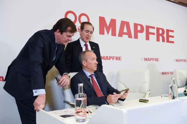 Archivo - El director general de Mapfre, Fernando Mata (c), y el presidente de Mapfre, Antonio Huertas (d), durante la presentación de los resultados anuales de 2022, en el auditorio de Fundación Mapfre, a 9 de febrero de 2023, en Madrid (España).