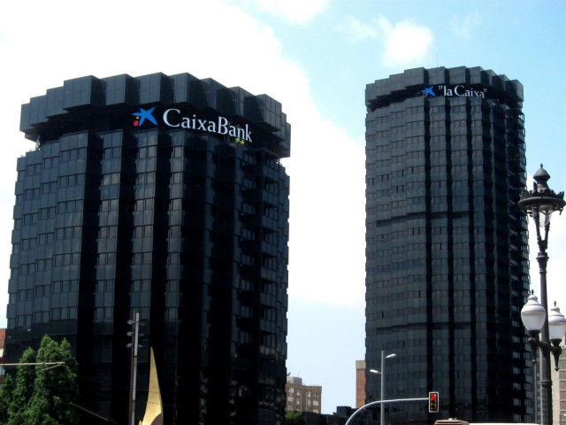 Archivo - Sede de la Caixa con el logotipo de CaixaBank