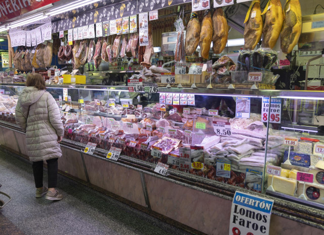 Archivo - Una mujer comprando en un mercado