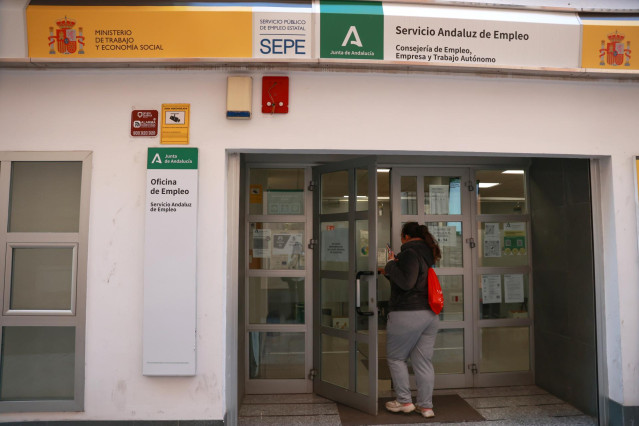 Archivo - Una joven entrando a una oficina de empleo