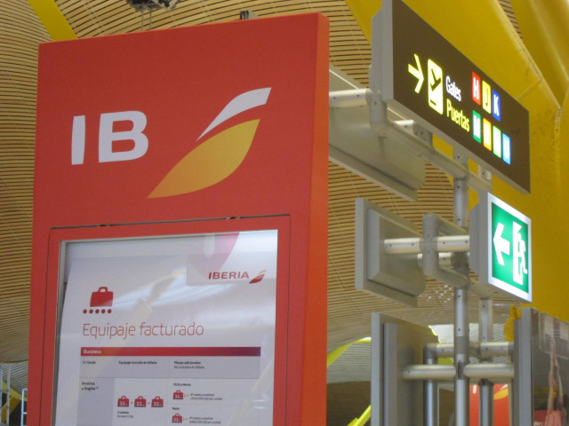 Archivo - Mostrador de Iberia