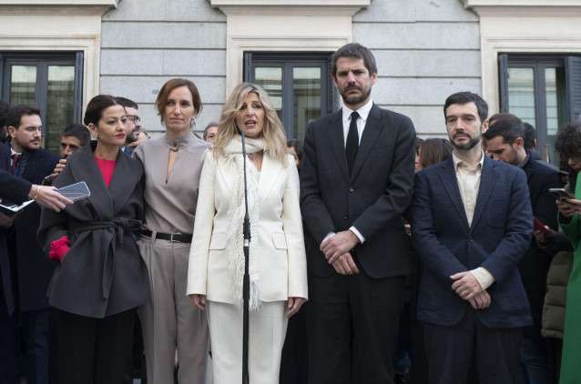 Archivo - La vicepresidenta segunda y ministra de Trabajo y Economía Social, Yolanda Díaz, atiende a medios a su llegada al acto de homenaje a la Constitución, en el Congreso de los Diputados, a 6 de diciembre de 2023, en Madrid (España).