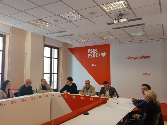 El PSIB se reúne con 'kellys' y sindicatos para presentarles propuesta para extender camas elevables al resto de CCAA