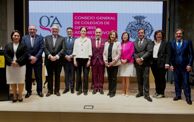 El presidente de los Gestores Administrativos, Fernando Santiago, toma posesión en su cuarto mandato al frente del Consejo General.