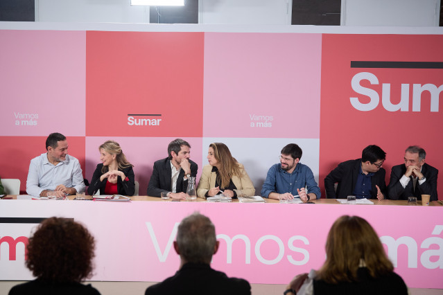 Archivo - La vicepresidenta y líder de Sumar, Yolanda Díaz (2i), y el ministro de Cultura, Ernest Urtasun (3i), durante su intervención al inicio de la reunión del Grupo Promotor de Sumar, en el Espacio Larra de Madrid, a 7 de febrero de 2024, en Madrid (