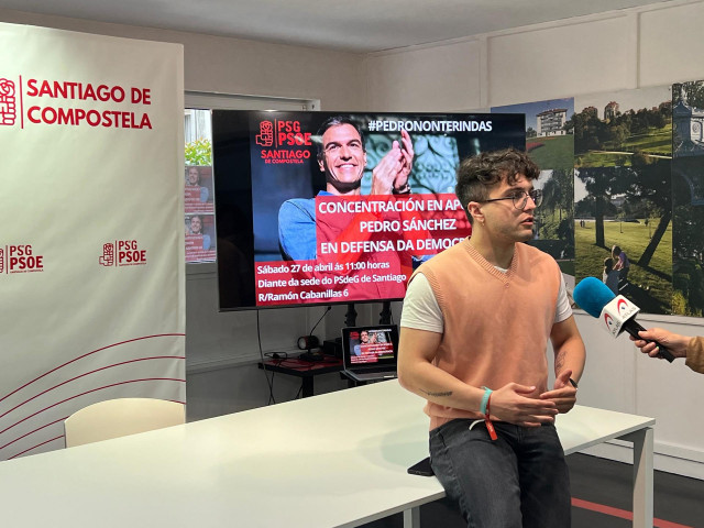 El secretario xeral de las Xuventudes Socialistas de Galicia (XSG), Xurxo Doval, en la sede del PSOE composetelano