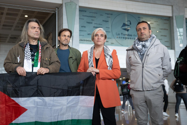 El dirigente de los Comuns Jaume Asens (3d) y la ex alcaldesa de Barcelona Ada Colau (2d) en el Aeropuerto del Prat, a 18 de abril de 2024, en El Prat, Barcelona, Catalunya (España).