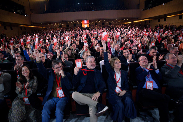 Archivo - La alcaldesa de A Coruña, Inés Rey (i), el alcalde de Barcelona, Jaume Collboni (c), la presidenta de la Diputación de Barcelona, Lluïsa Moret (3d), el exministro de Cultura y Deporte, Miquel Iceta (2d), y el ministro de Industria y Turismo, Jor