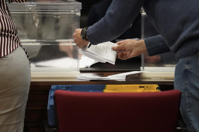 Recuento del voto CERA en el Palacio de Justicia de Bilbao, a 26 de abril de 2024, en Bilbao,  Bizkaia