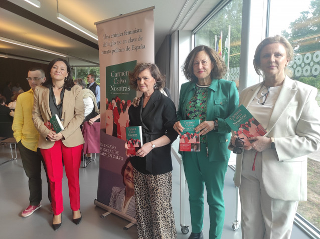 Carmen Calvo (centro) en la presentación de su libro, 'Nosotras', con la participación de la secretaria general del PSOE cordobés y diputada en el Congreso, Rafi Crespín (segunda izquierda).