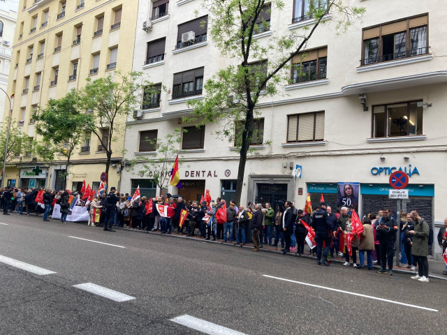 Militantes y simpatizantes del PSOE comienzan a llegar a Ferraz para trasladar su apoyo a Pedro Sánchez