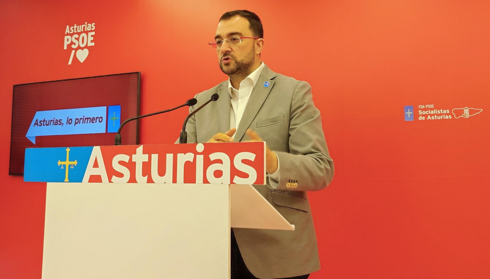 El secretario general de la FSA-PSOE y presidente de Asturias, Adrián Barbón, en rueda de prensa.