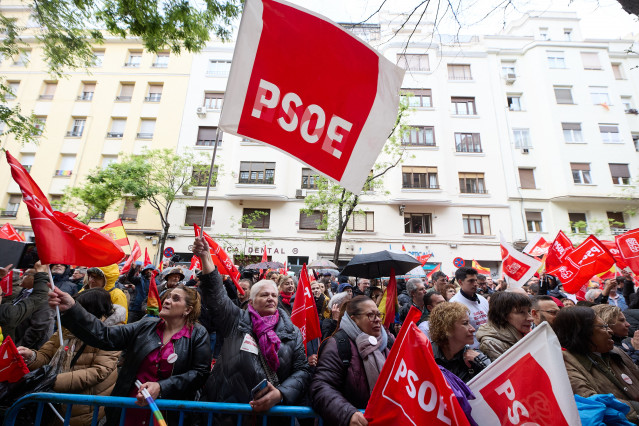 Decenas de personas durante una concentración en la calle de Ferraz en apoyo al presidente del Gobierno, Pedro Sánchez, en la sede del PSOE, a 27 de abril de 2024, en Madrid (España). Después de la carta publicada, el pasado miércoles 24 de abril, por el