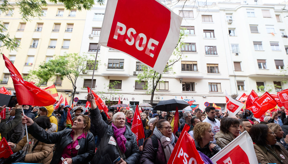 Decenas de personas durante una concentración en la calle de Ferraz en apoyo al presidente del Gobierno, Pedro Sánchez, en la sede del PSOE, a 27 de abril de 2024, en Madrid (España). Después de l