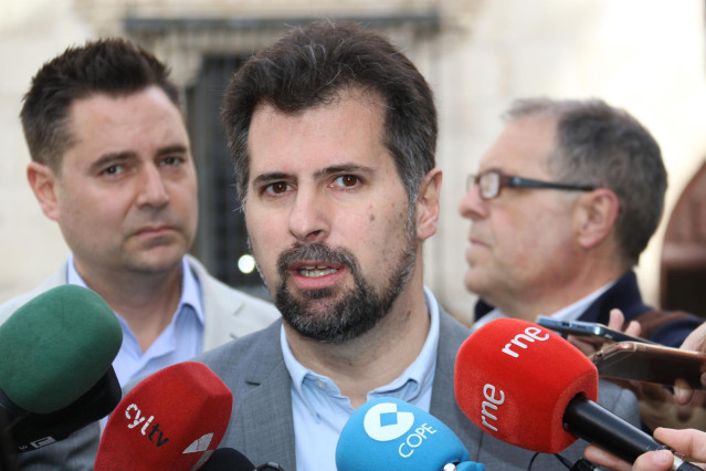 Archivo - Tudanca atiende a los medios en Burgos.
