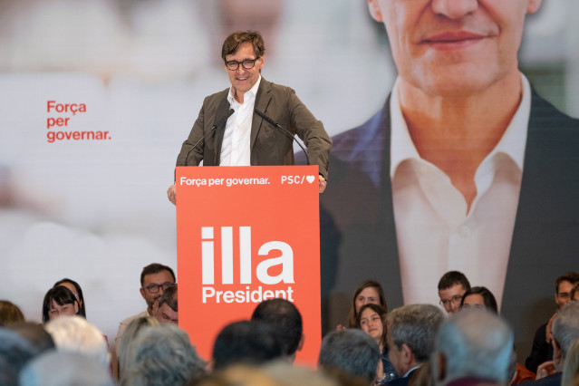 El candidato del PSC a las elecciones catalanas, Salvador Illa, interviene durante un acto de campaña electoral del PSC, a 26 de abril de 2024, en Lleida, Catalunya (España).