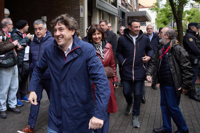 El secretario general del PSE-EE y candidato del partido a lehendakari, Eneko Andueza (c), a su llegada al Comité Federal del PSOE, en la sede federal del PSOE, a 27 de abril de 2024, en Madrid (España).