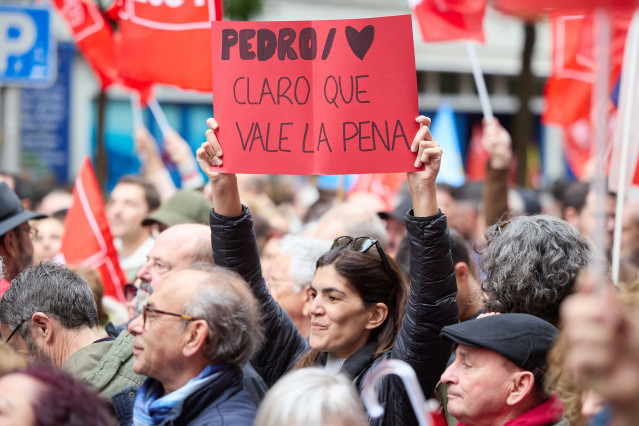 Una mujer sujeta un cartel durante una concentración en la calle de Ferraz en apoyo al presidente del Gobierno, Pedro Sánchez, en la sede del PSOE, a 27 de abril de 2024, en Madrid (España).