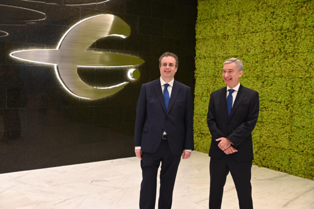 El presidente de Ibercaja Banco, Francisco Serrano (i), y el consejero delegado de Ibercaja Banco, Víctor Iglesias (d), durante la presentación del nuevo Plan Estratégico 2024-2026, en la sede central de Ibercaja.