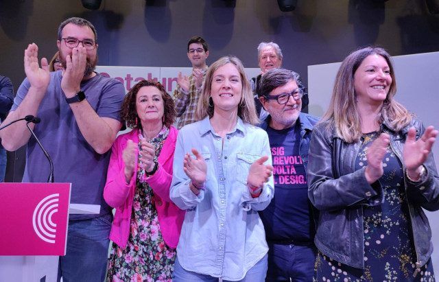 La candidata de los Comuns, Jéssica Albiach, el número 2 por Barcelona, Lluís Mijoler; la 12 por Barcelona, Aurora Huerga, y el concejal de Sant Vicenç dels Horts (Barcelona) Jordi Gil.