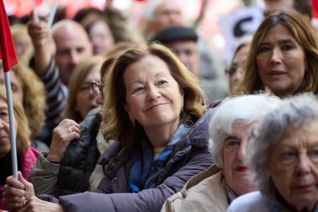 La ex eurodiputada y exmujer de Felipe González, Carmen Romero (c), durante una concentración en la calle de Ferraz en apoyo al presidente del Gobierno, Pedro Sánchez, en la sede del PSOE, a 27 de abril de 2024, en Madrid (España).