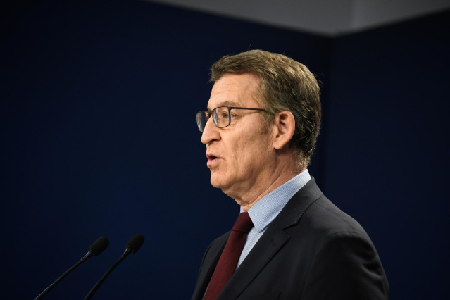 El presidente del PP, Alberto Núñez Feijóo, durante una rueda de prensa, en la sede del partido, a 25 de abril de 2024, en Madrid (España).