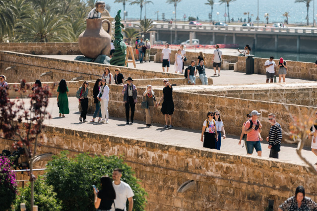 Varios turistas en las inmediaciones de la catedral de Palma de Mallorca, a 16 de abril de 2024, en Palma de Mallorca, Mallorca, Baleares (España).